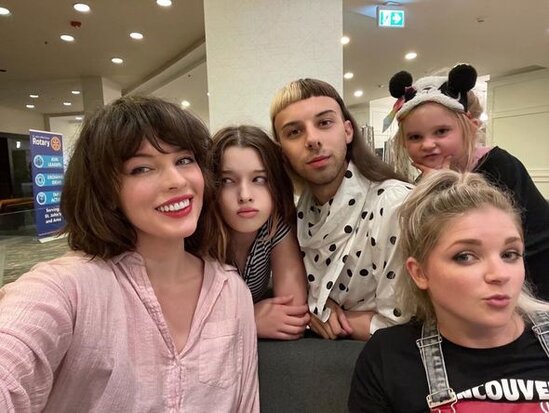 Milla Yovoviç qızı ilə fotolarda pərəstişkarlarını heyran etdi - FOTO