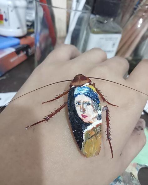Ölü tarakanlar üzərində möhtəşəm rəsmləri yaratdı - FOTO