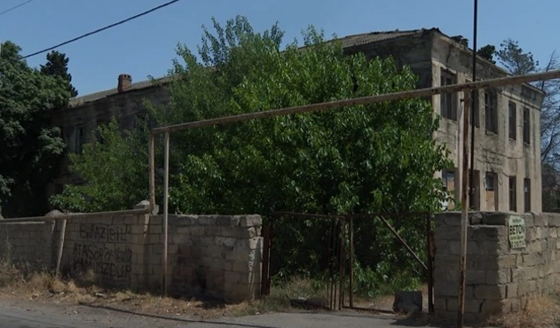 Pirşağıda iki il əvvəl təmirə bağlanan dövlət bağçası niyə açılmır?