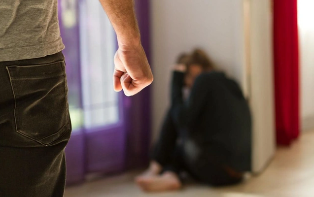 Əri evdə olmayan qadın yad kişilər gətirdi: Övladları onu necə ifşa etdilər?