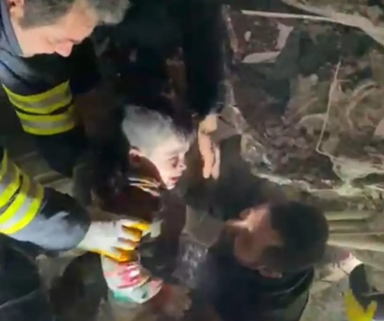 Üç yaşlı Miran 22 saat sonra dağıntılar altından sağ çıxarıldı - FOTO