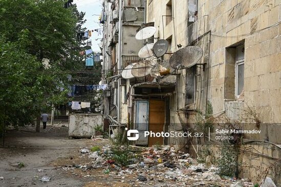 Məcburi köçkünlərin sığındıqları kollec yataqxanası: Sanki o da müharibədən çıxıb