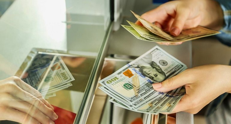 Azərbaycanda dollara tələbat kəskin artıb: növbəti devalvasiya?