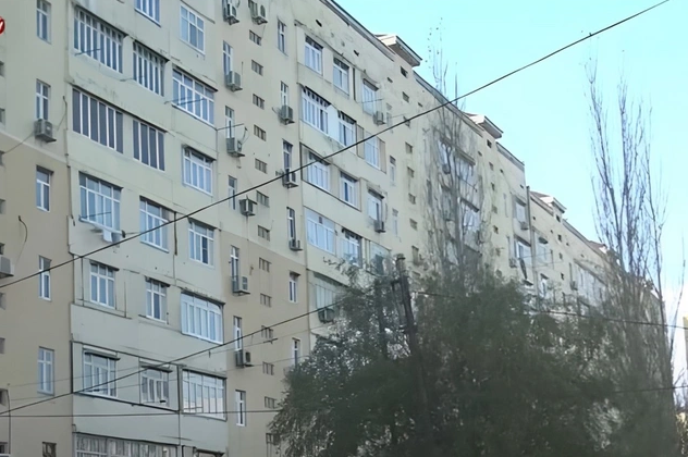 Bakıda iki yeniyetmə binanın damına çıxaraq həyatlarını təhlükəyə atdı