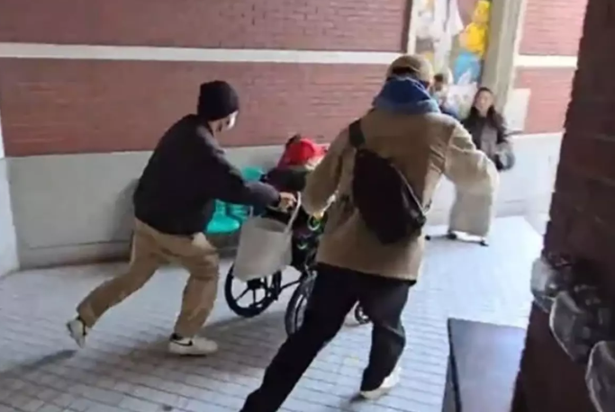 Baxıcısı ilə gizli evlənən 102 yaşlı milyoner atalarını xəstəxanadan qaçırdılar