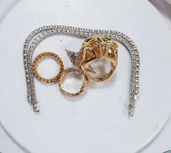 Gömrükdən qanunsuz keçirilən brend geyim əşyaları aşkar olunub - FOTO