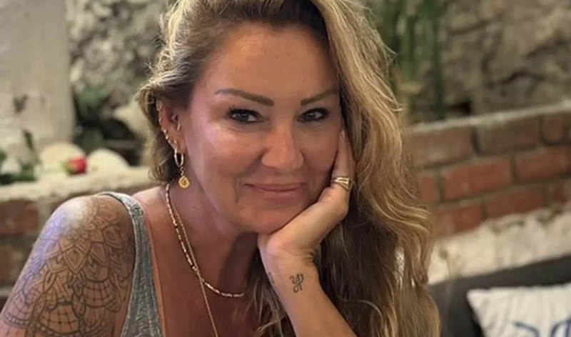 Gözəlliyini idmana borcludur! 50 yaşlı aktrisa diqqət çəkdi