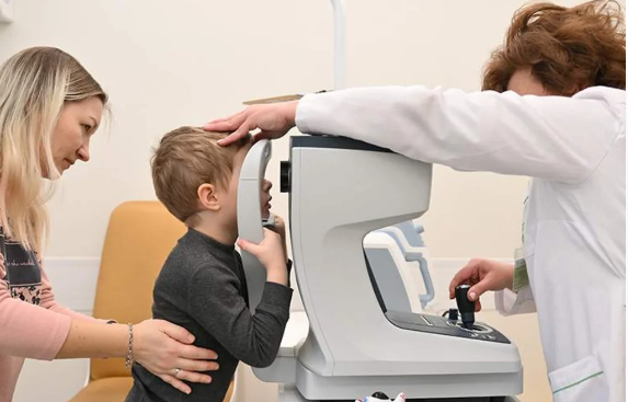 Həkim uşaqlarda görmə zəifliyinin yaratdığı problemləri açıqladı