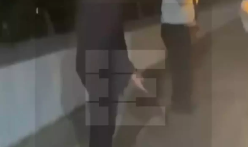 Qadın sərnişin avtobusdan düşürdülüb döyüldü - VİDEO