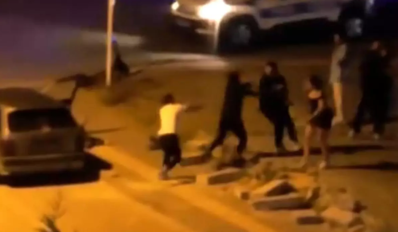 Küçədə gənclər arasında dava – Polis müdaxilə etdi