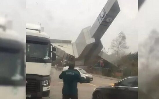 Güclü külək İstanbulda saat qülləsini aşırdı - VİDEO