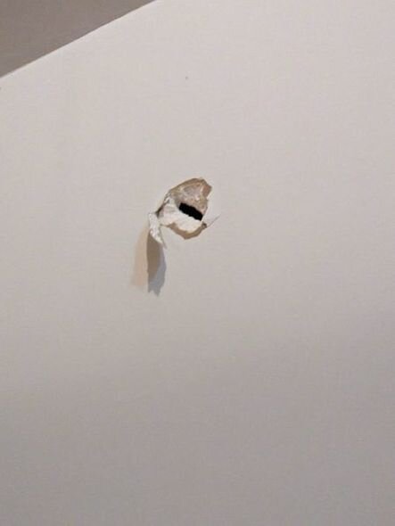 Tbilisi sakini Yeni il gecəsindən sonra evindən güllə tapdı - FOTO