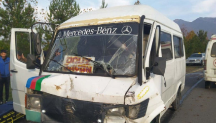 Oğuzda iki mikroavtobus toqquşub: Xəsarət alanlar var - FOTO