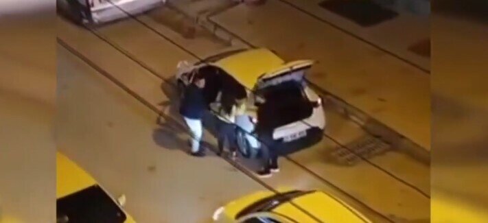 Kişi yol ortasında qadını sürüklədi