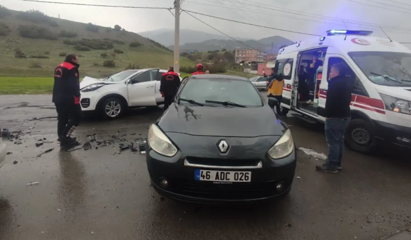 Dəhşətli yol hadisəsi! İki avtomobil toqquşdu: 6 nəfər yaralandı