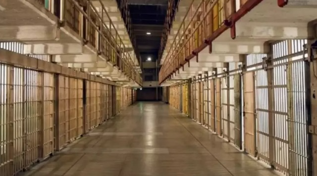 Həbsxanaya narkotik keçirdilər, bir nəfərin ölümünə səbəb oldular