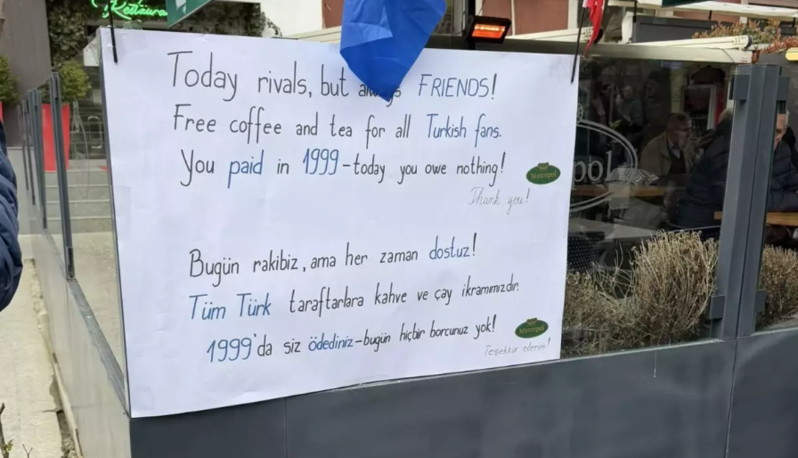 Bu kafedə futbol azarkeşləri üçün asılan yazı gündəm olub