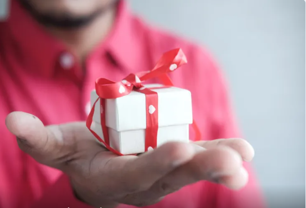Keçmiş sevgilisindən aldığı hədiyyələrin pulunu istədi, məhkəməlik oldu