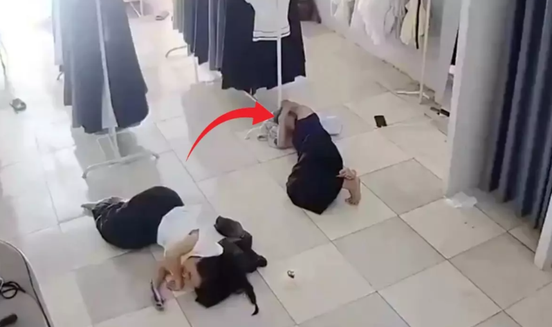 Rusiyada mağaza işçisinin şalvarına siçan girdi – maraqlı anlar kameraya düşdü - VIDEO