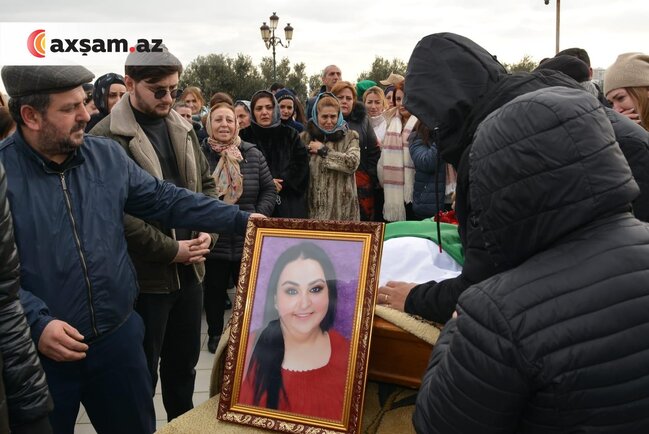 Həyat yoldaşı Tünzalə Əliyevanı son mənzilə yola salır - Fotolar