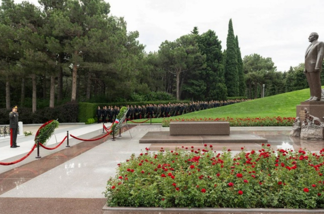 DİN rəhbərliyi Heydər Əliyevin məzarını ziyarət edib