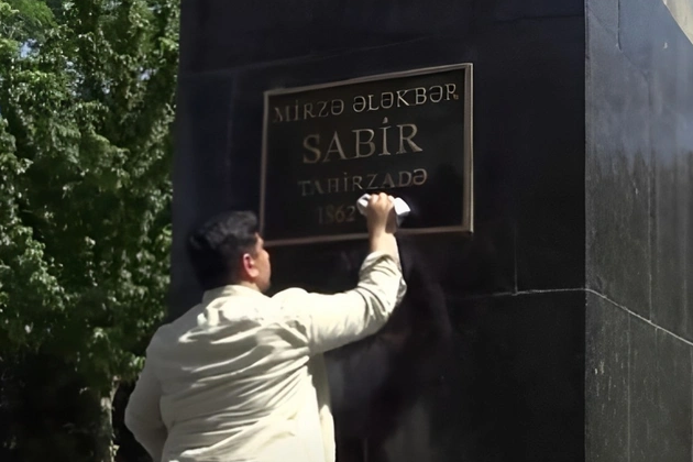 Paytaxtda çirkli heykəllər qurumları üz-üzə qoydu