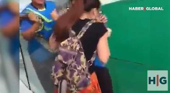 Üç yaşlı uşaq tutduğu ilanı dişlədi - VİDEO