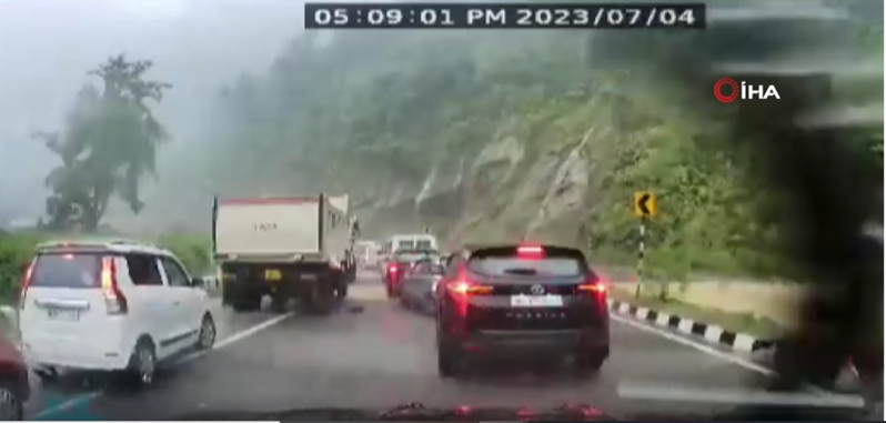 Qayalar avtomobillərin üzərinə düşdü - VİDEO