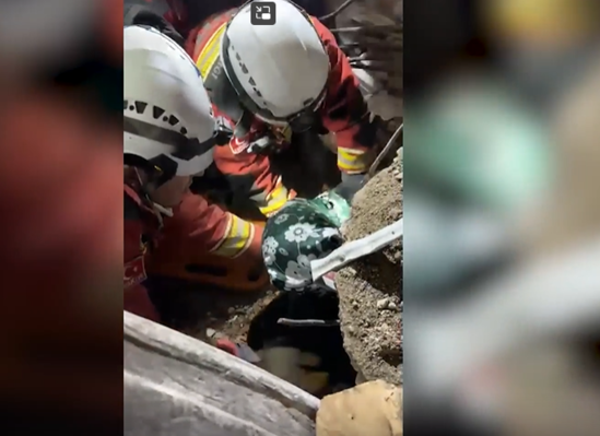 122 saatdan sonra dağıntılar altından xilas olundu-VİDEO