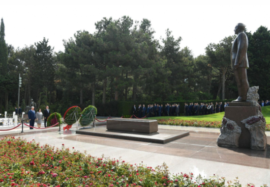 Milli Məclisin sədri Sahibə Qafarova və deputatlar Ulu Öndərin məzarını ziyarət ediblər