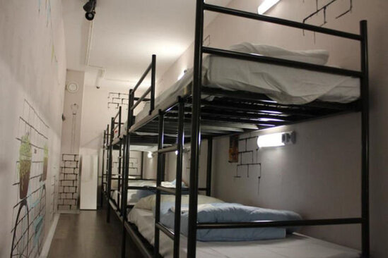 Paytaxtdakı hosteldə müəmmalı ölüm