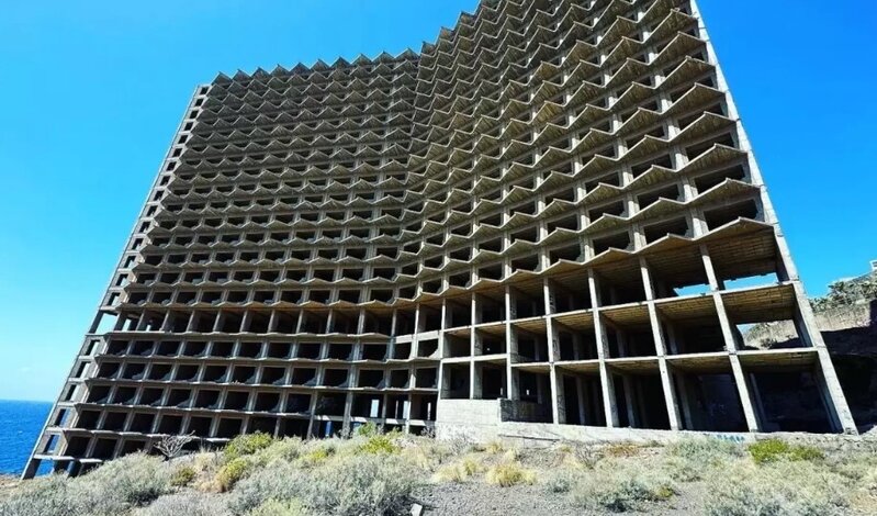 13 yaşlı qız 20 mərtəbəli oteldən yıxılaraq həyatını itirdi