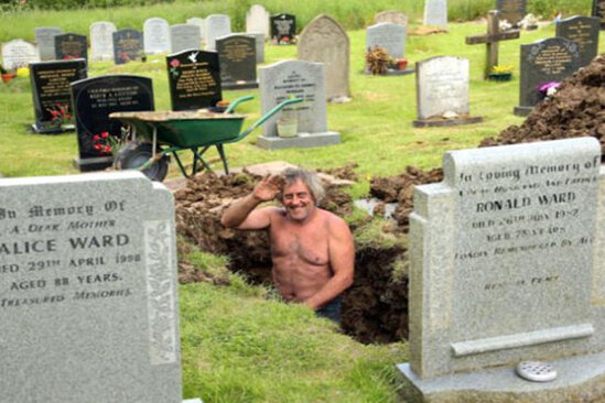 Sürücü öldü, maşın qəbir qazanların üstünə çıxdı