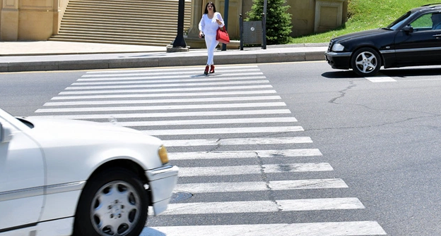 Bakıda avtomobil 39 yaşlı qadını vuraraq ağır xəsarət yetirib