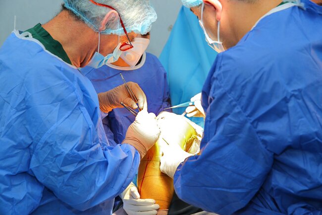 İtaliyalı mütəxəssis tərəfindən ödənişsiz olaraq ağır endoprotez əməliyyatları icra edilib