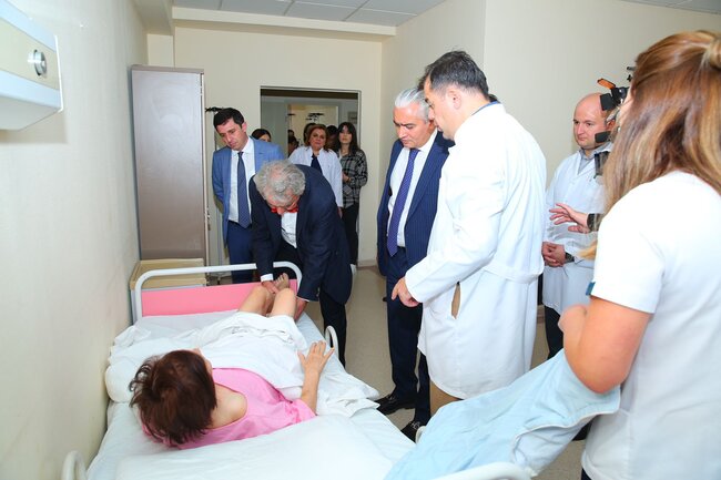 İtaliyalı mütəxəssis tərəfindən ödənişsiz olaraq ağır endoprotez əməliyyatları icra edilib