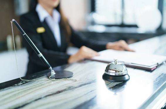 Özünü xəstəliyə vuran kişi bir ildən çox Berlindəki hoteldə pulsuz qaldı