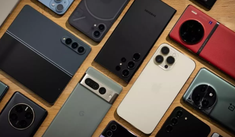 Telefon ustasının elektrik problemi yaşayan telefonu açmadan təmir etməsi sosial şəbəkələrdə gündəm olub - VİDEO