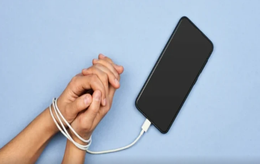 Mobil telefonsuz qalmaq QORXUSU – Ən çox kimlər narahatdır?