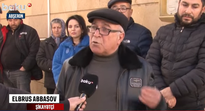 Aldadıldığı deyilən sakinlər özündən çıxdı! Yarımçıq binanın bir mənzili 4 nəfərə satılıb? - VİDEO