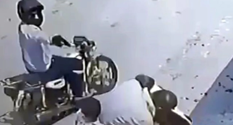 Baba nəvələrinin gözü qarşısında başından vuruldu - VİDEO