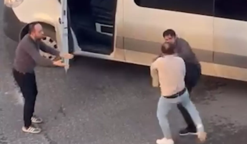 İki sürücü arasında əlbəyaxa dava düşüb - VİDEO