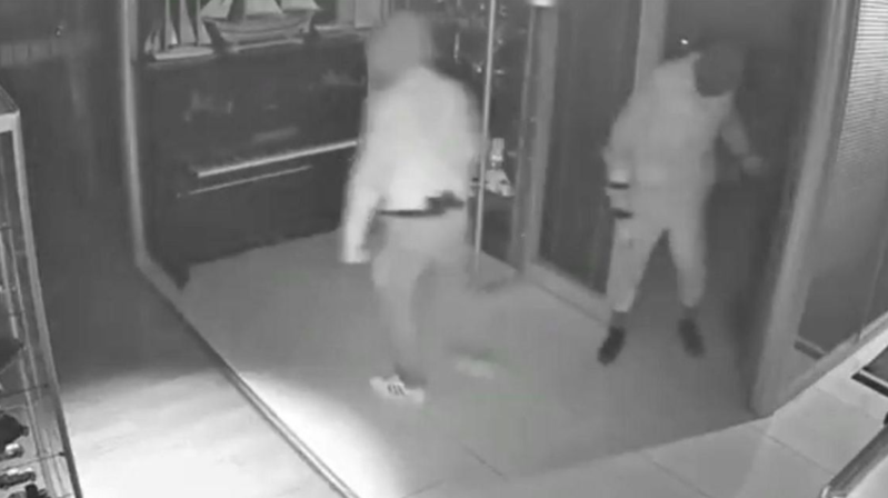 İki ayrı müəssisədən seyf oğurluğu edən dəstə saxlanılıb