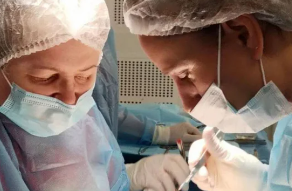 Rusiyalı həkimlər yeniyetmənin həyatını xilas etdilər: Mədəsinin üçdə ikisi tüklə dolu idi