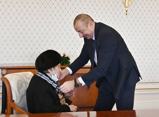 İlham Əliyev Fatma Səttarovaya "İstiqlal" ordenini təqdim edib - YENİLƏNİB + FOTO