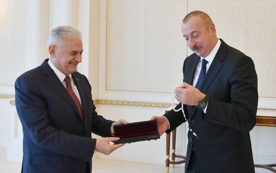 Binəli Yıldırım İlham Əliyevə təsbeh hədiyyə etdi - FOTOLAR