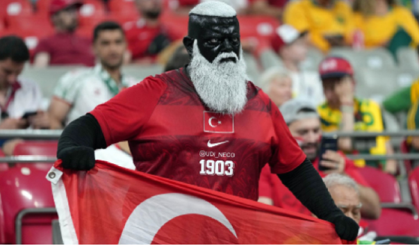 Dünya bu türk azarkeşdən danışır: Üzünü boyamasının səbəbi bəlli oldu - VİDEO