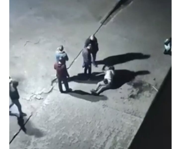 Əlil arabasındakı şəxsə amansız hücum