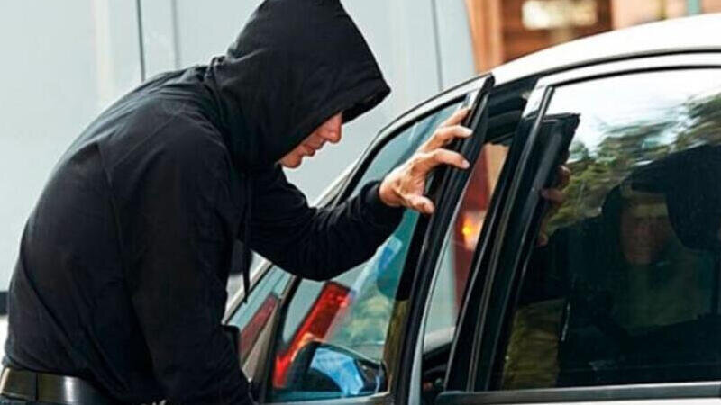 Bakıda iş adamının avtomobilindən külli miqdarda pul oğurlandı