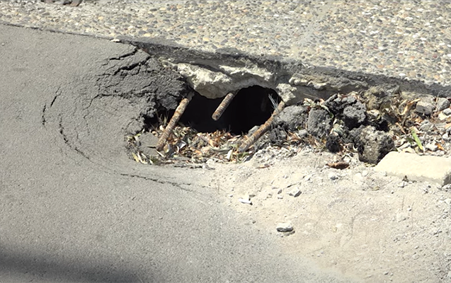 "Bu yolda asfalt çökdüyündən qadın yıxılıb, ayağı sınıb" - Video